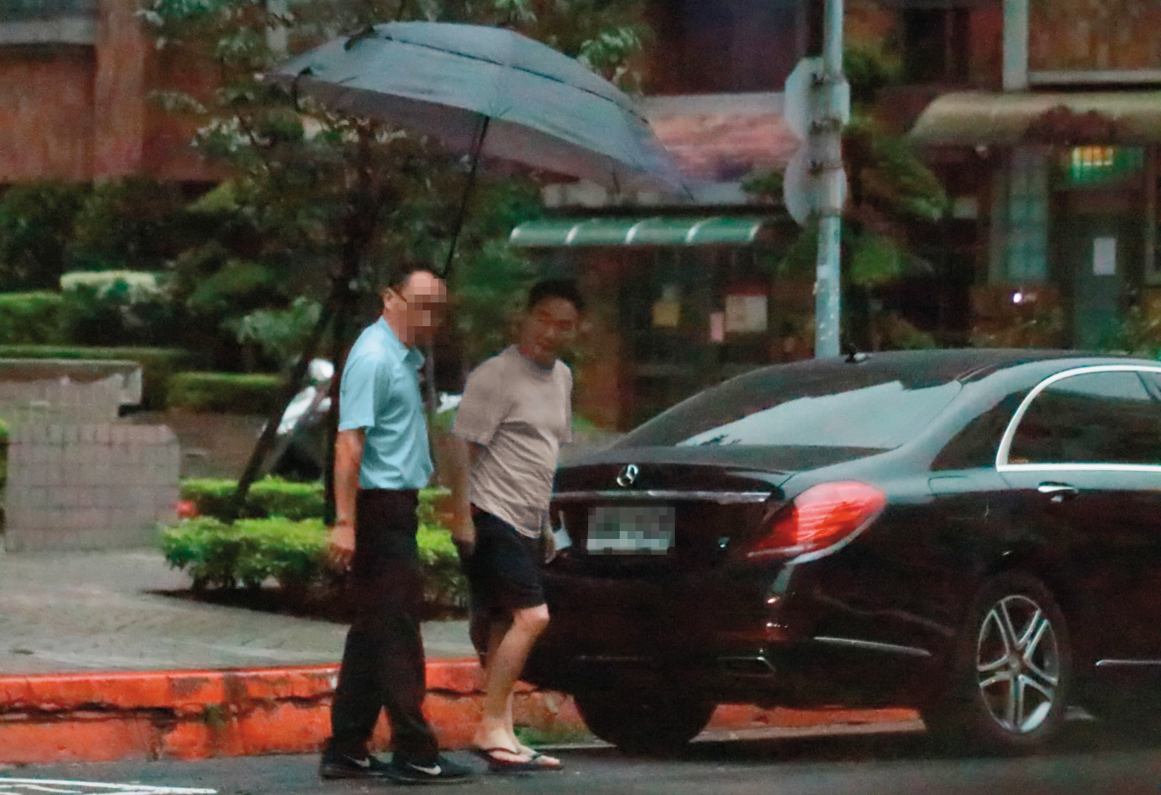 本刊多日直擊鄭文逸(右)在台身影,平常喜歡穿夾腳拖、著輕便服裝逛街。