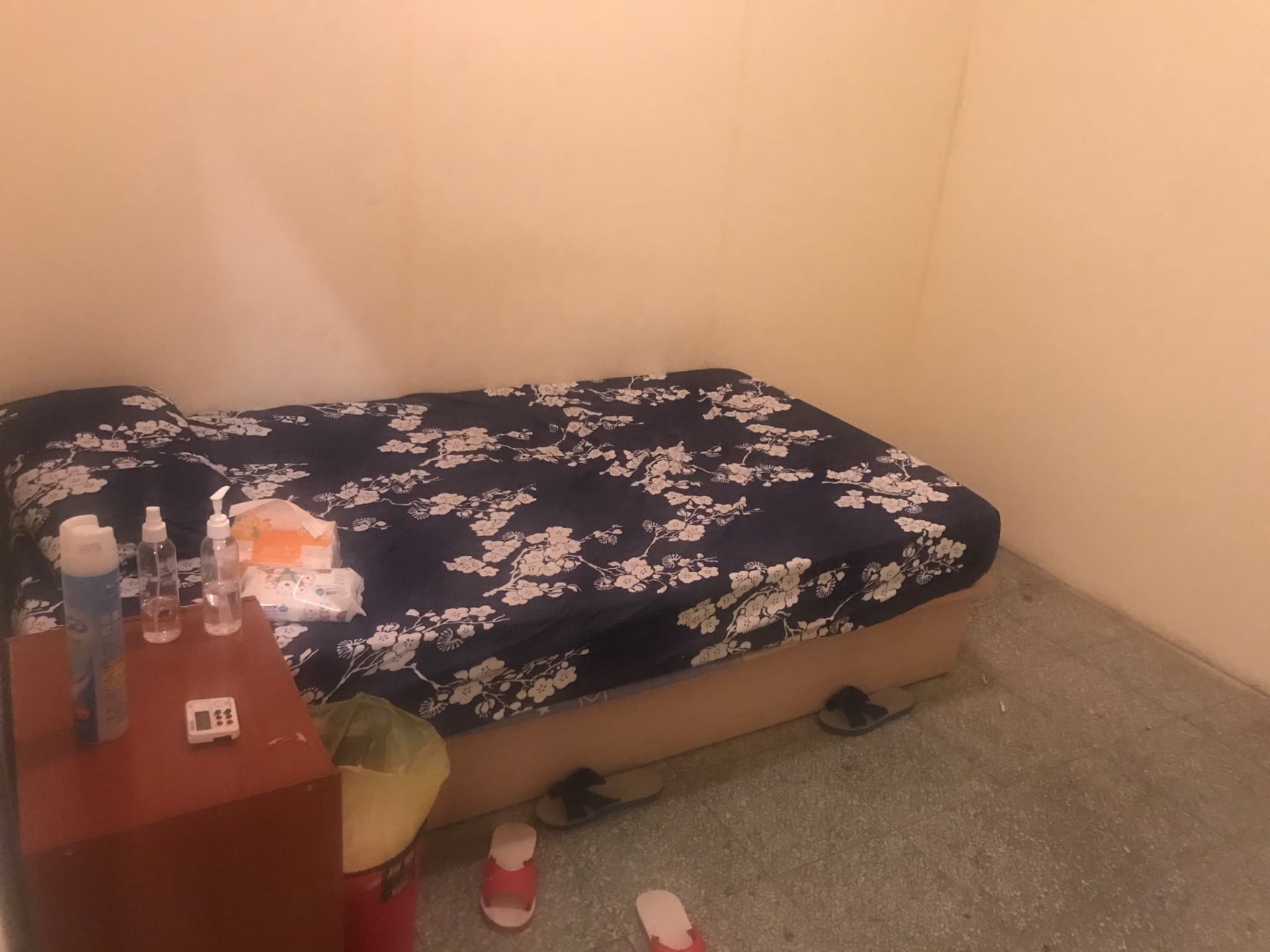 應召業者把房間藏在地下室,由服務生將客人帶往消費。(警方提供)