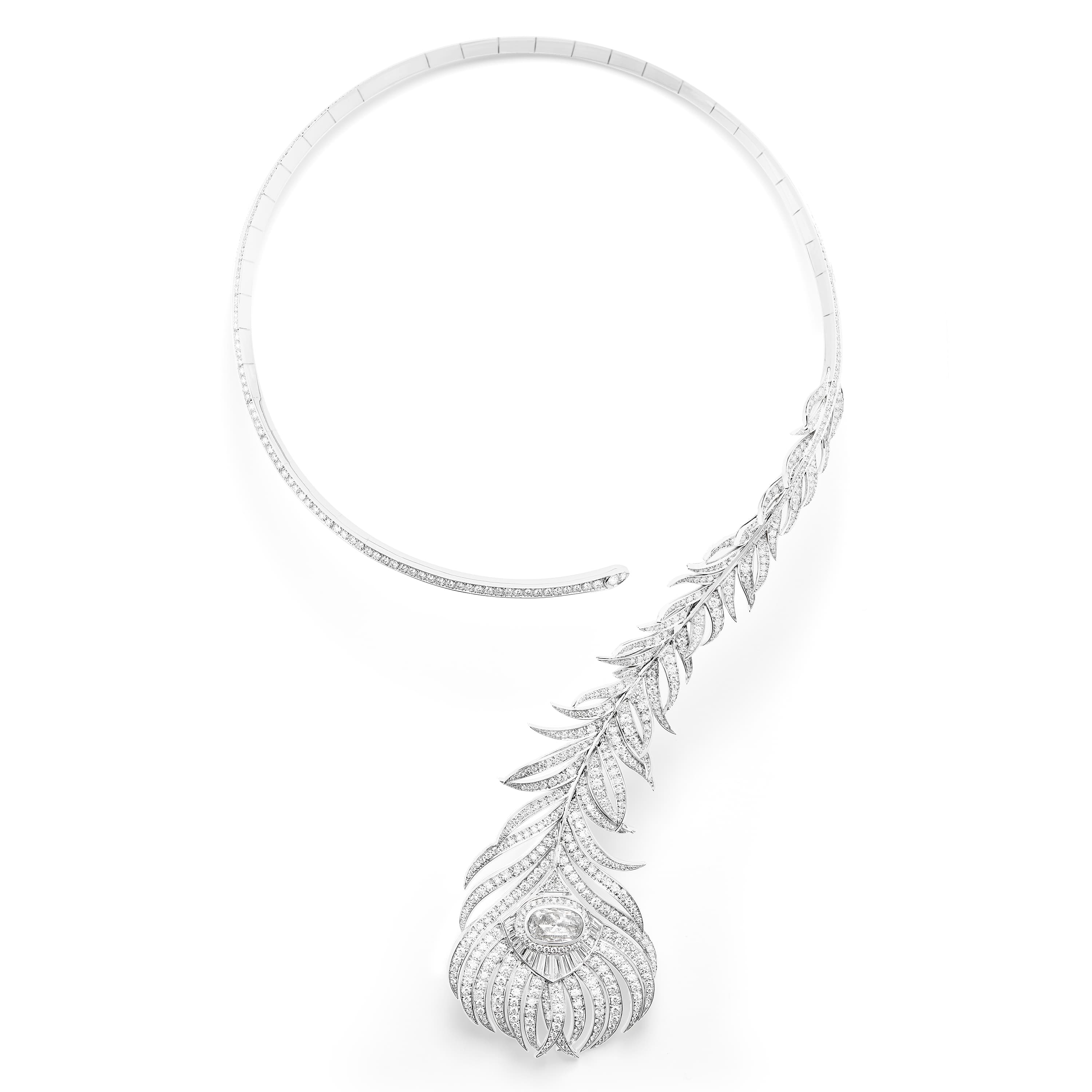 PLUME DE PAON白金材質孔雀羽毛項鍊,鑲嵌總重12.84克拉鑽石。