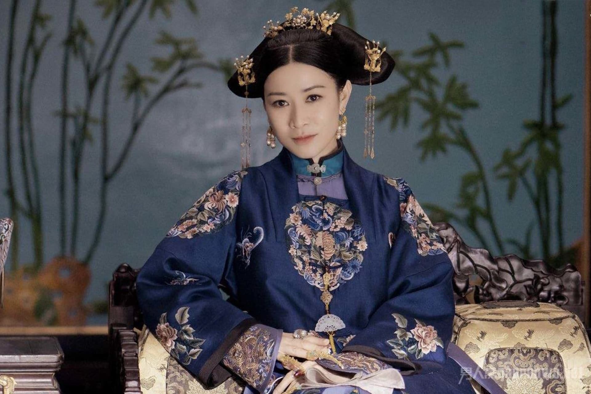 《延禧攻略》中由佘詩曼飾演的嫻妃,與《如懿傳》中周迅飾演的如懿是同一位歷史人物,只是以不同的方式詮釋。(愛奇藝提供)