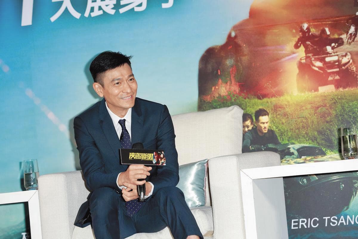 劉德華墜馬復出後,搭乘私人飛機從北京飛抵台灣宣傳《俠盜聯盟》。(本刊資料照)
