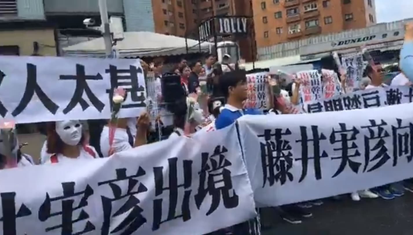 今早謝龍介率領民眾前往日本台灣交流協會抗議。(翻攝自謝龍介臉書)