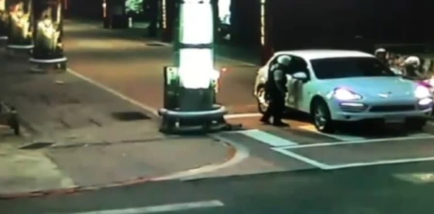 江男駕駛的保時捷休旅車因違規遭警方盤查,沒想到竟發現毒品。(翻攝畫面)