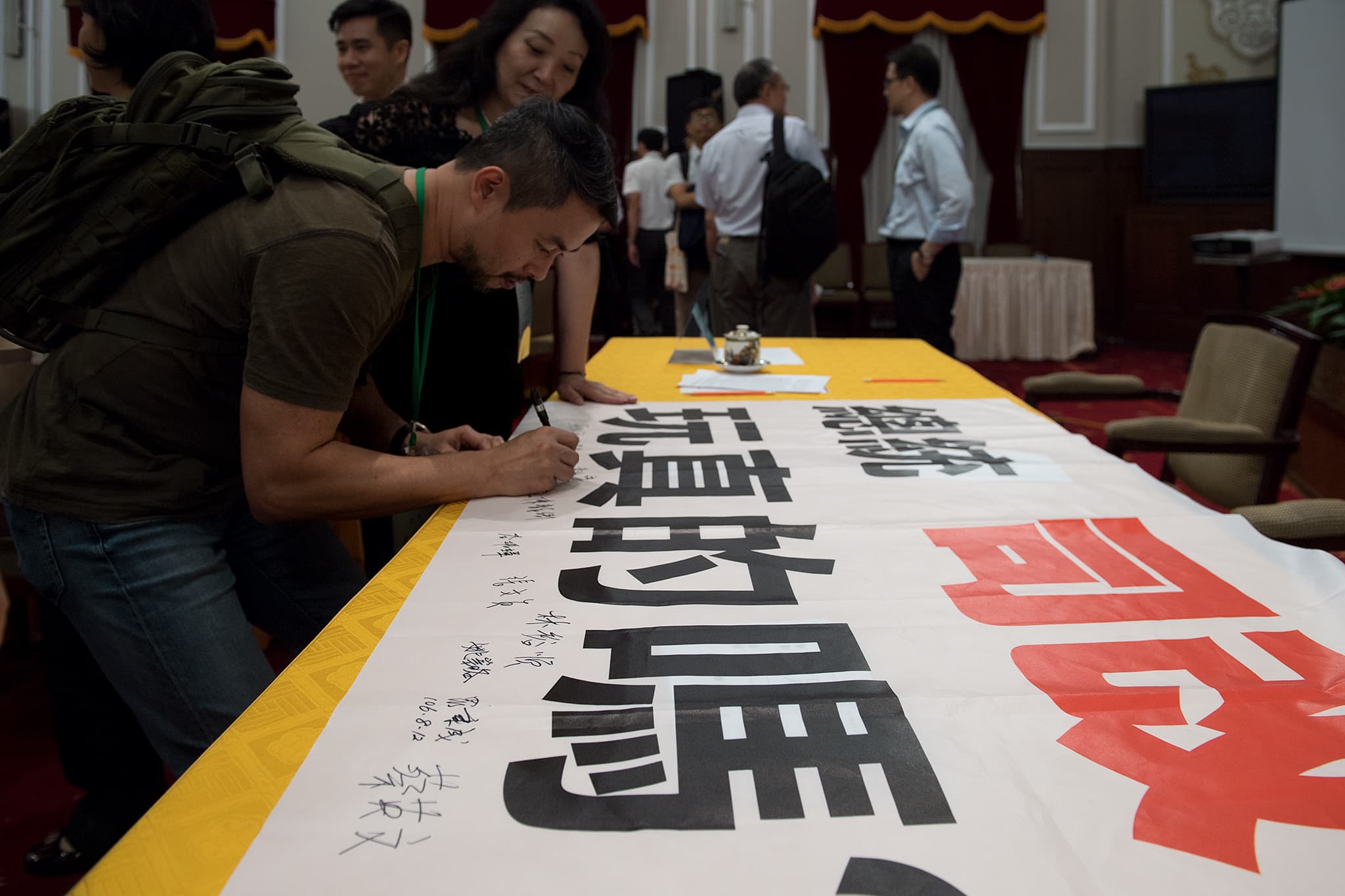 2016年,黃致豪參加總統府司法改革國是會議籌備委員會,同組有支持死刑的王薇君,以及被害者代表小燈泡的媽媽王婉諭。
