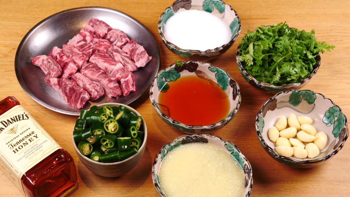 「和牛腩條搭威士忌風味綠醬汁」所需食材。