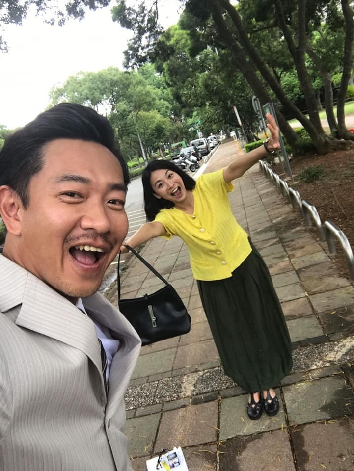 江俊翰和劇中演員相處融洽，右為江祖平。（民視提供）