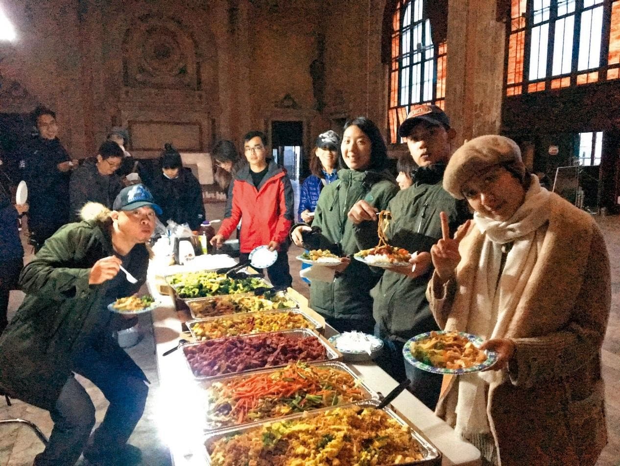 劇組每日飲食由當地製片安排,每人日餐費40美元,種類豐富,一個多月以來菜色皆未重覆,還會依照人員喜好做搭配。(青睞提供)