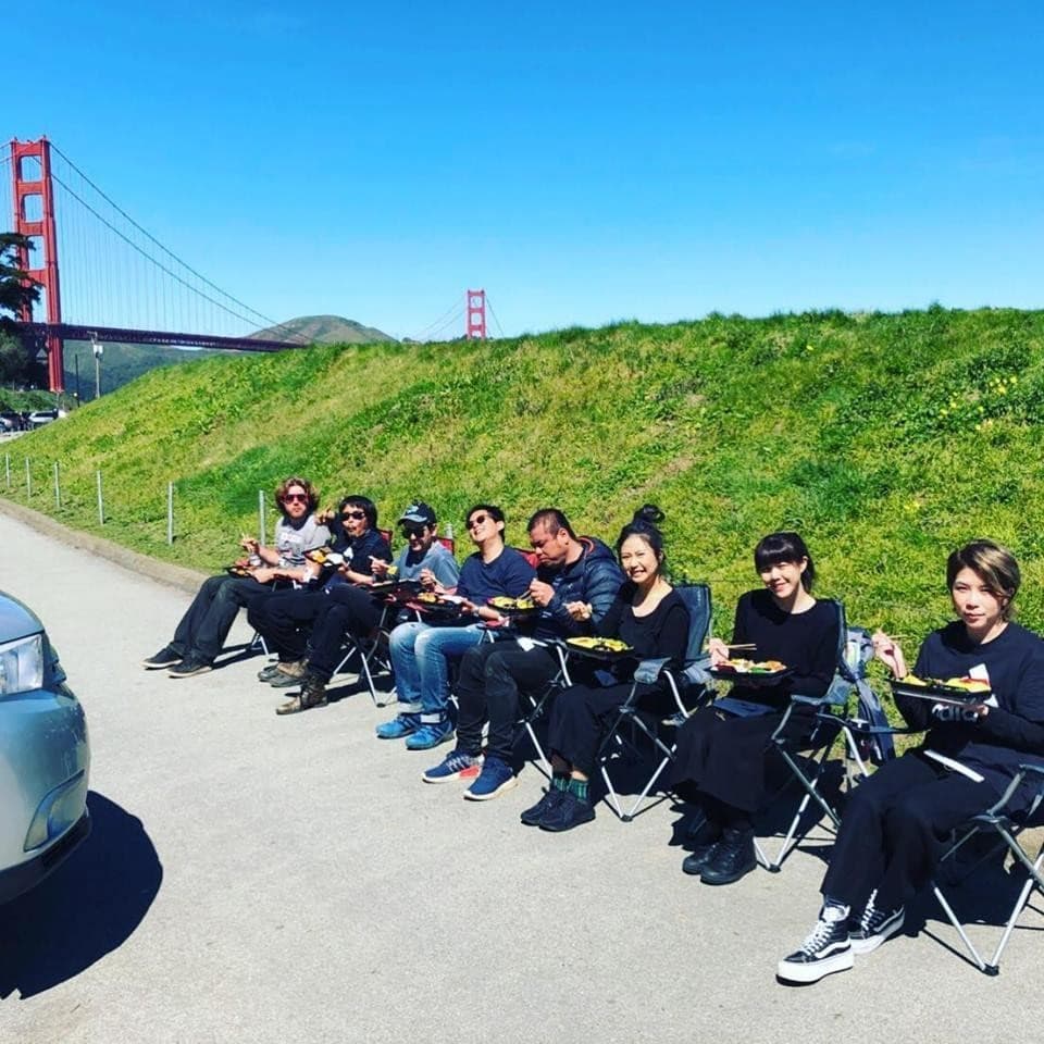 劇組工作人員在舊金山大橋旁取景並享用午餐。(青睞提供)