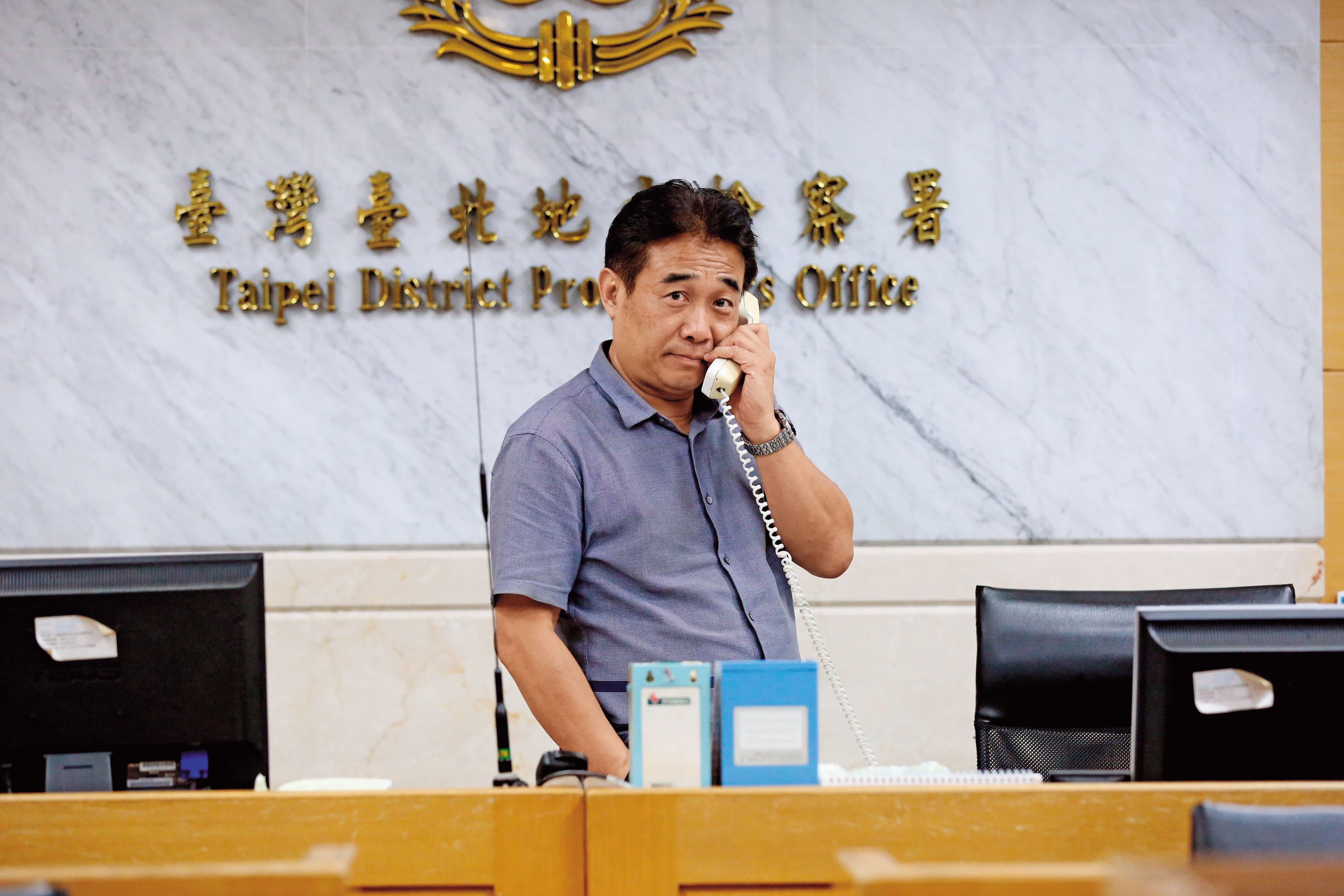 俞惟中上月底遭北檢2度傳訊，訊後以150萬元交保，當時他在法警室借用電話，似乎忙著討救兵籌保釋金。