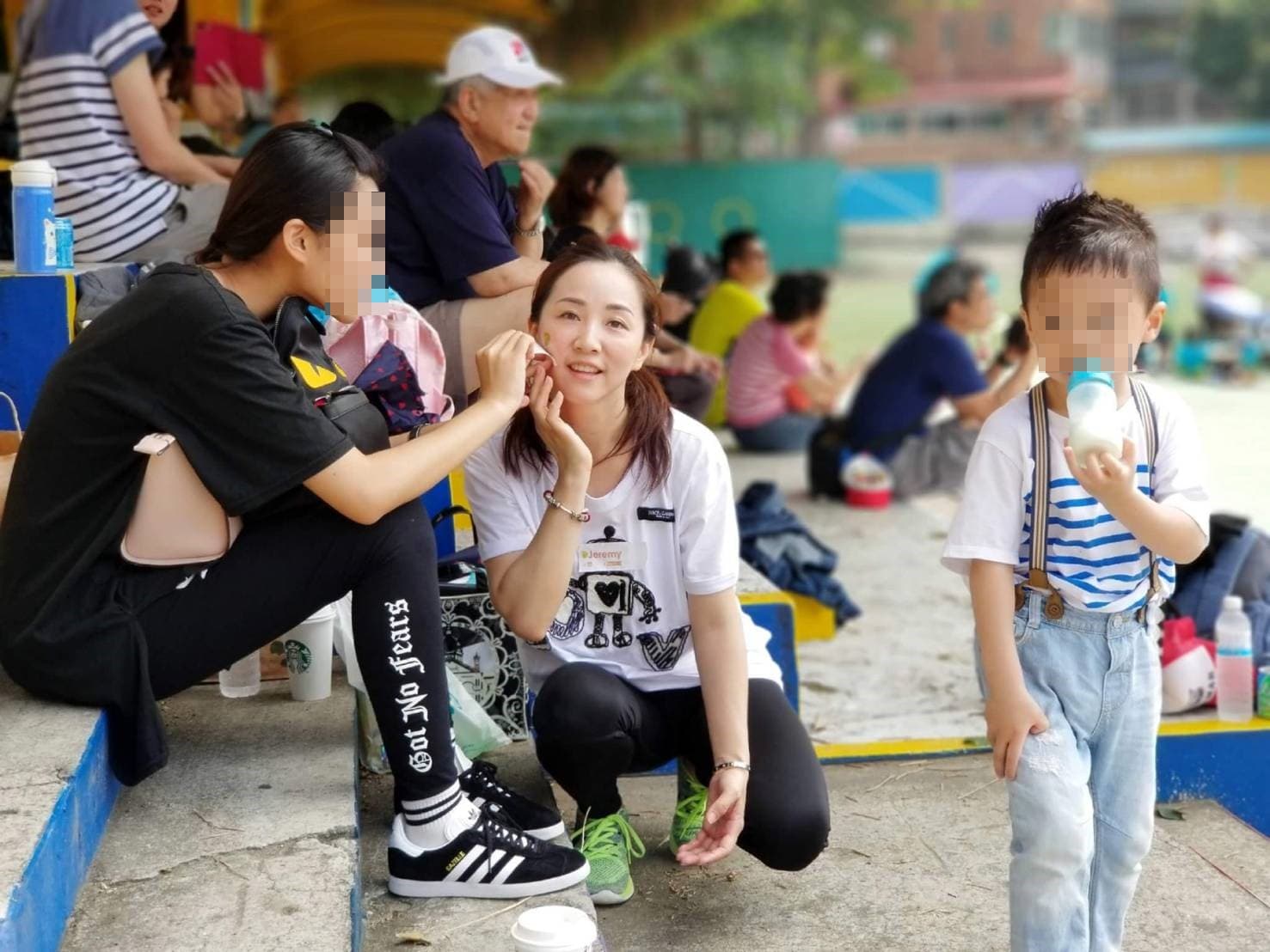黃少祺和女團ME2成員小蓁祕婚8年才曝光,他還誇妻子不愛名牌,常在臉書開心分享家庭生活照。(翻攝自黃少祺臉書)