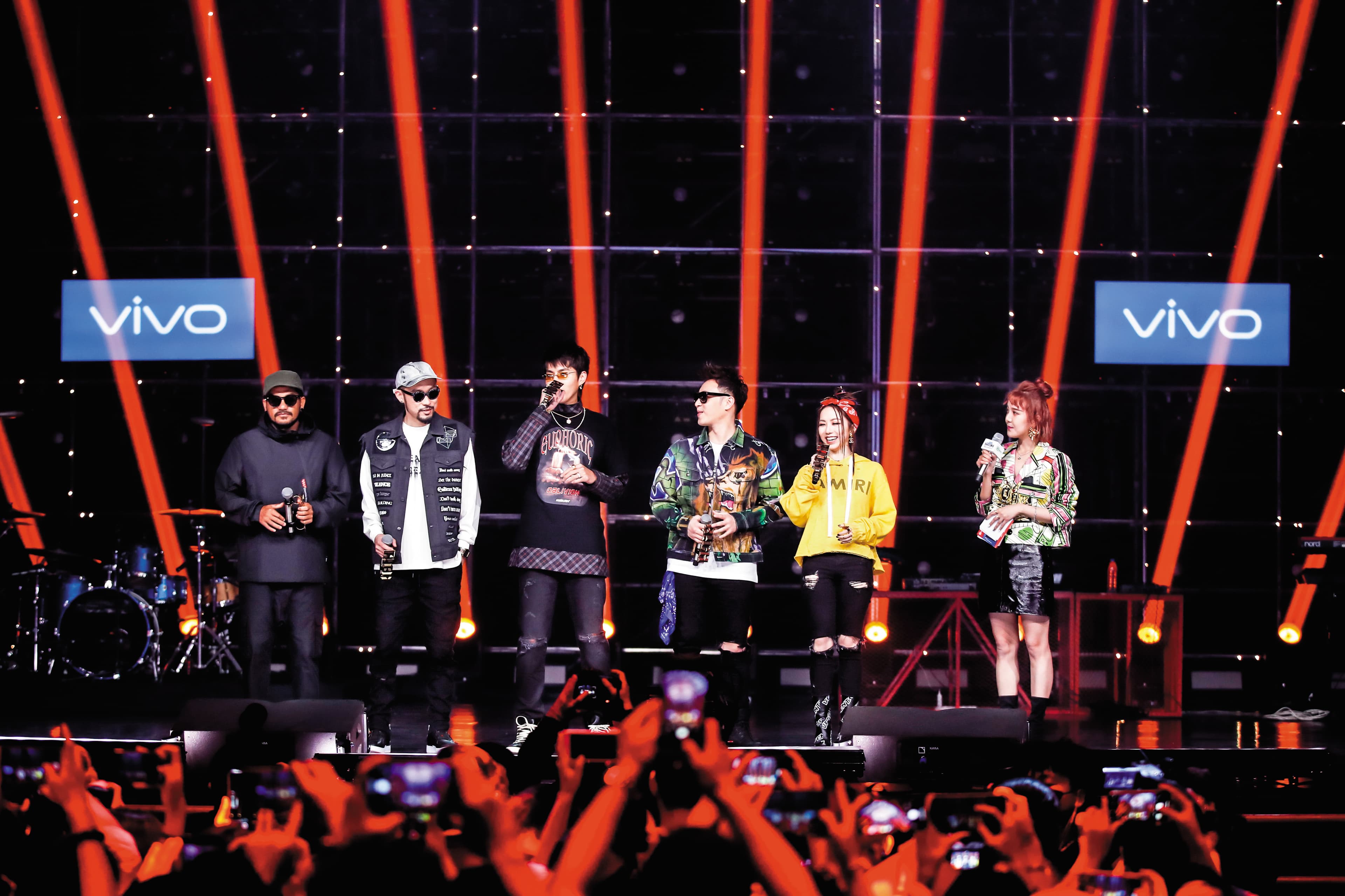 吳亦凡(左三)在綜藝節目《中國新說唱》,與張震嶽(左一)、MC HotDog(左二)、潘瑋柏(右三)及鄧紫棋(右二)一起擔任導師。(東方IC)