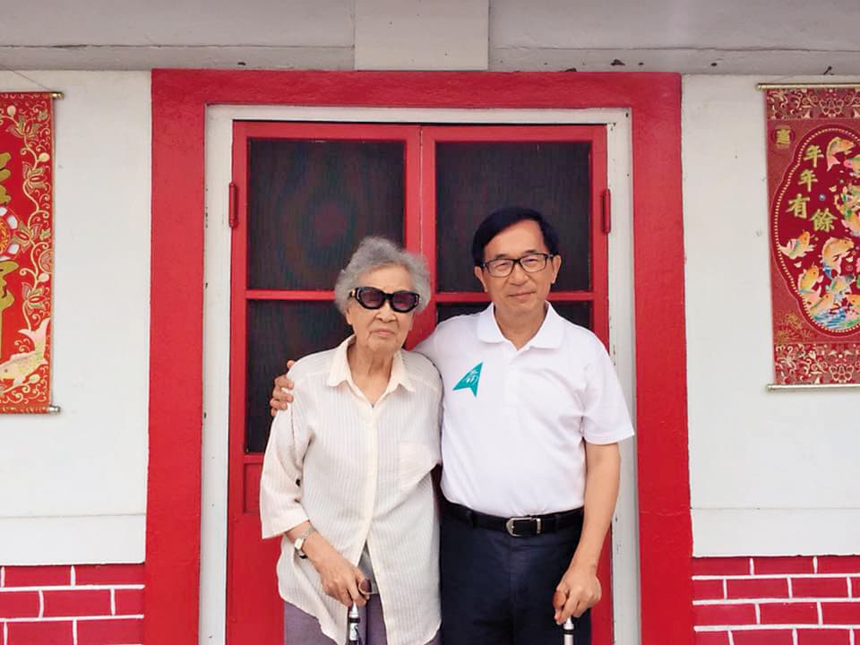 扁媽陳李慎身體已弱,但仍偶爾到高雄探視陳水扁並小住幾天。(翻攝自陳水扁新勇哥物語臉書)