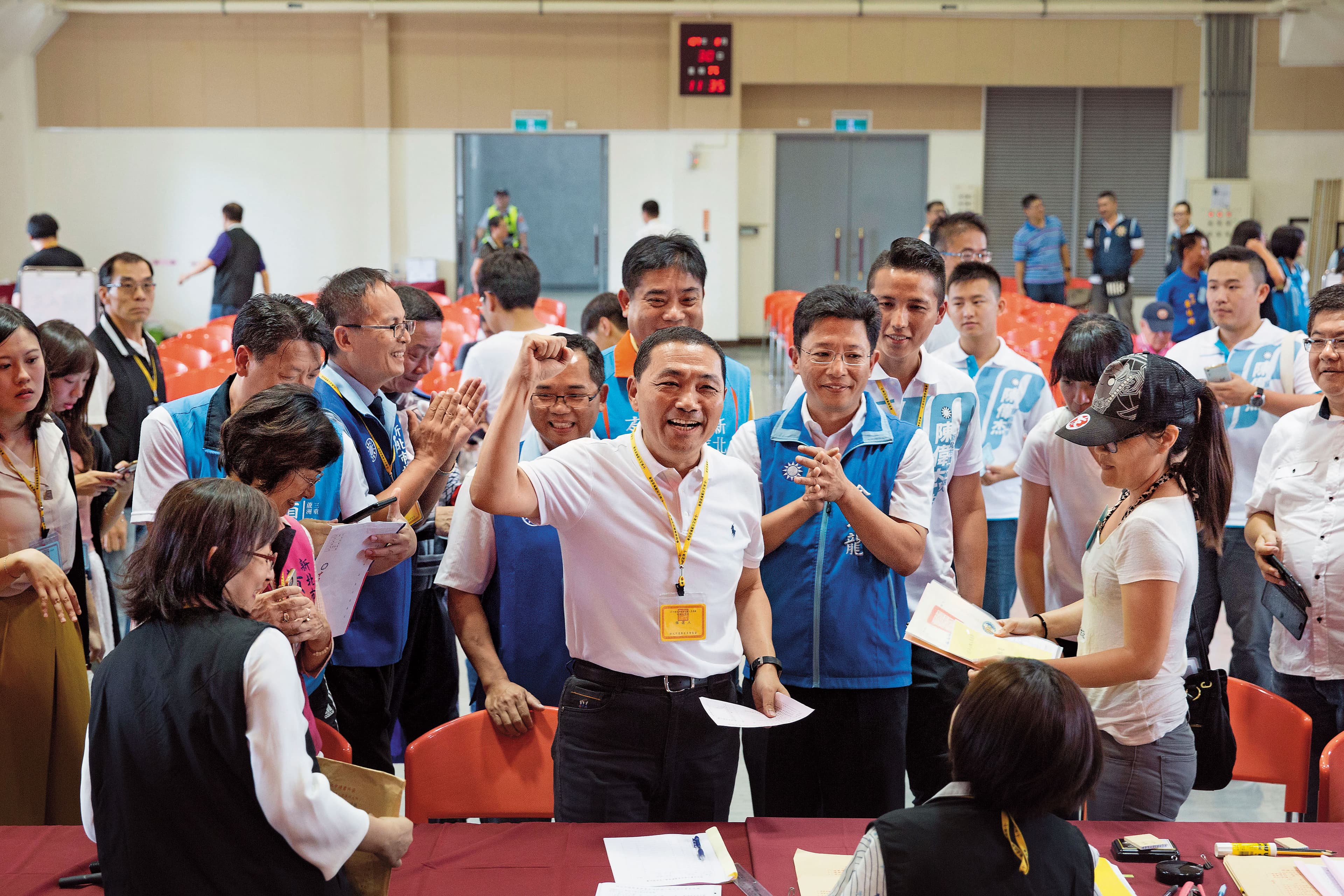 侯友宜代表國民黨參選新北市長，侯過去在威權時期的執法者角色，也不斷遭起底。