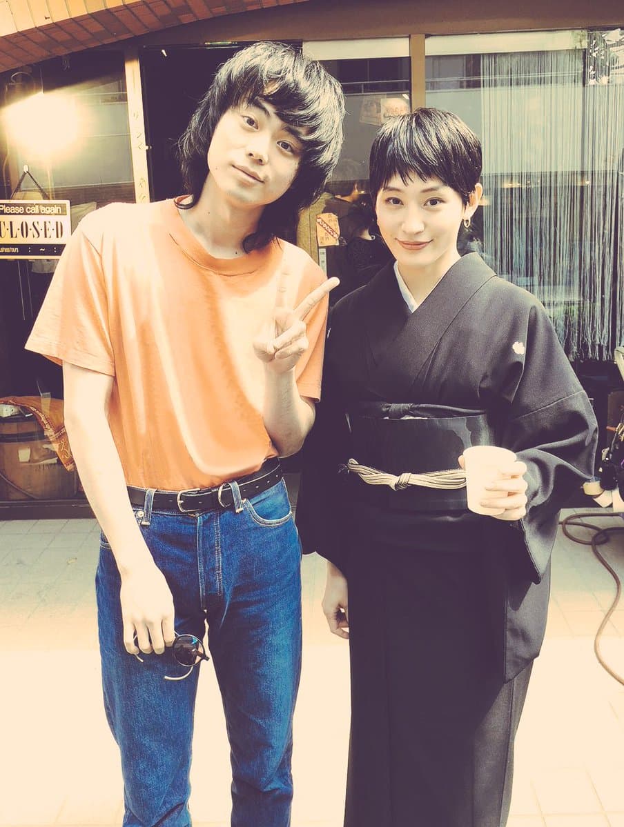 《Dele 刪除人生》每集來賓都大有來頭，KOM_I出演第二集，並為該集寫了一首新歌。她笑說自己失敗的屍體演技不斷NG重來，讓菅田將暉都不耐煩「嘖」她。（翻攝自dele 官方IG）