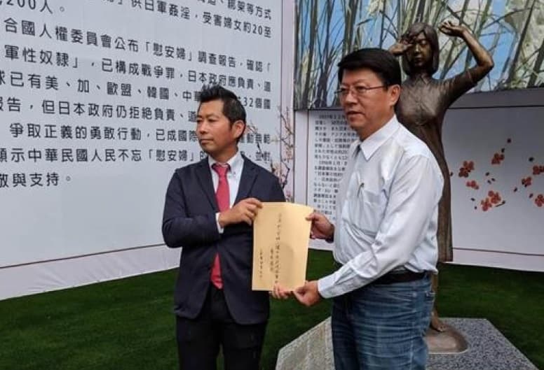 藤井實彥（左）月初在台南的慰安婦銅像前，將質問狀交給國民黨台南市黨部主委謝龍介。（翻攝「慰安婦真相國民運動」官網）