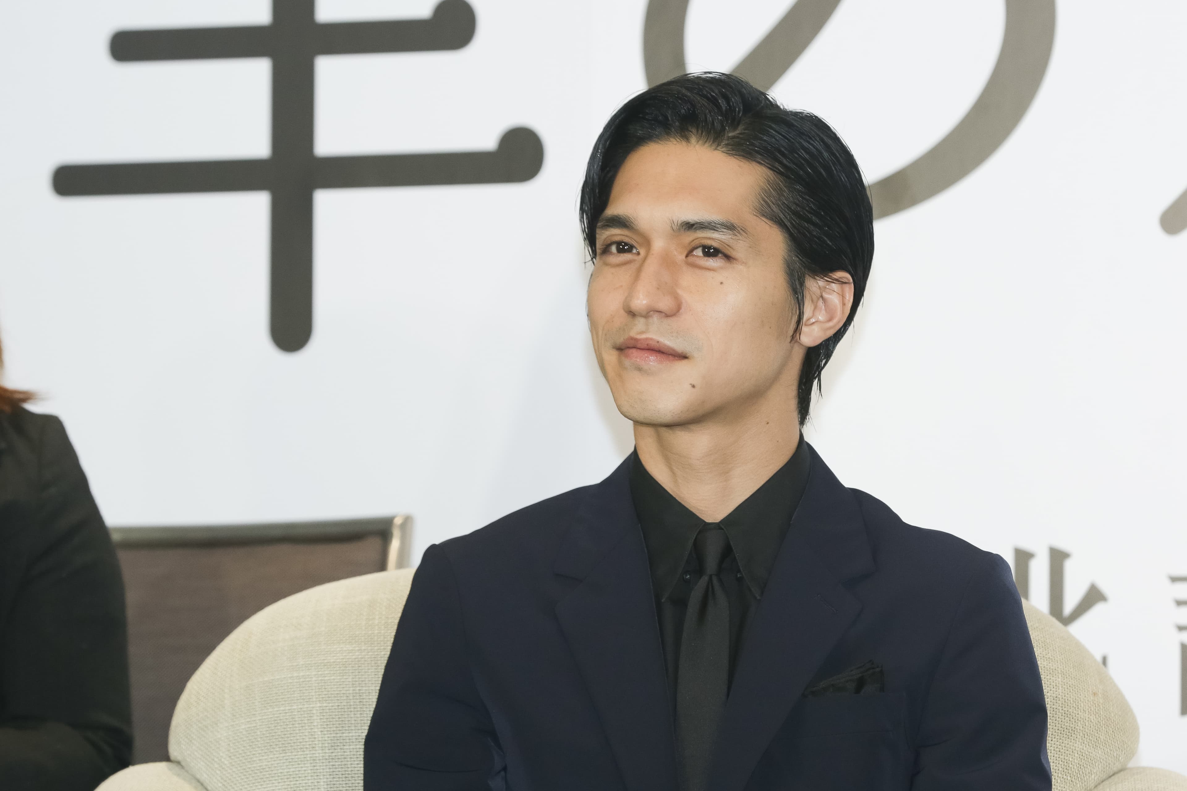 關八成員錦戶亮被週刊曝光床照,爆出和人妻不倫戀。
