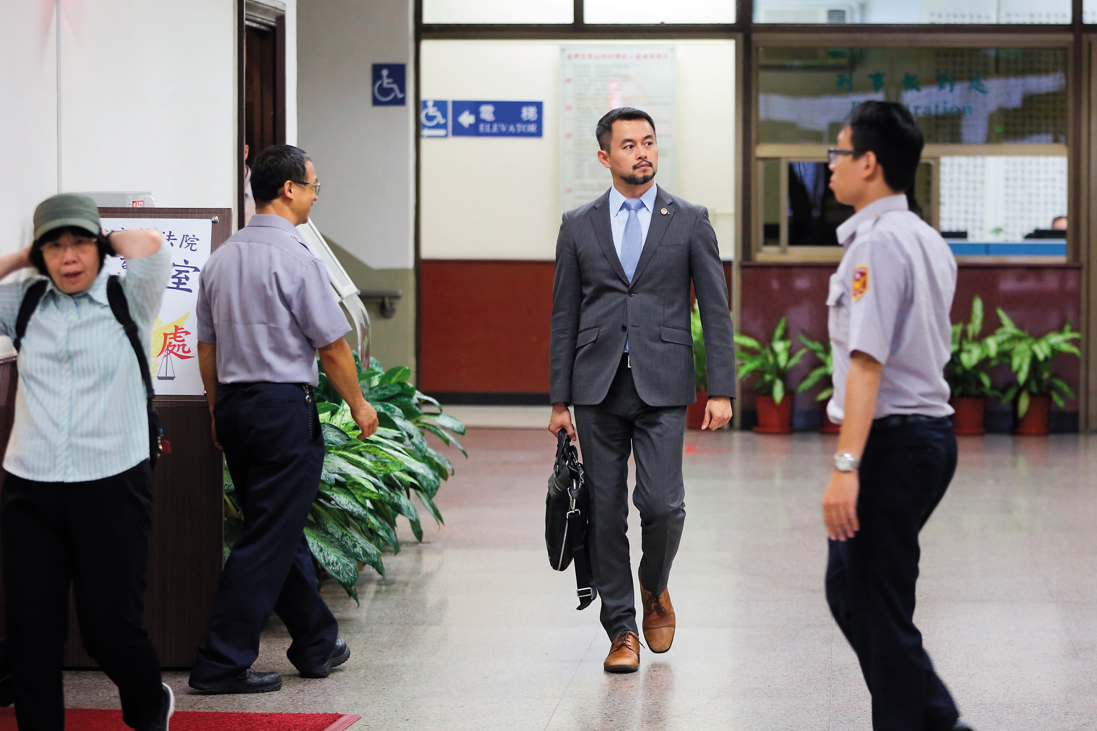 對黃致豪來說,許多重大刑案的殺人犯,都來自經濟、教育資源不佳的家庭,而他擔任辯護律師,希望能梳理出犯罪成因,讓審判完整評論一個人的價值,即便是死刑。