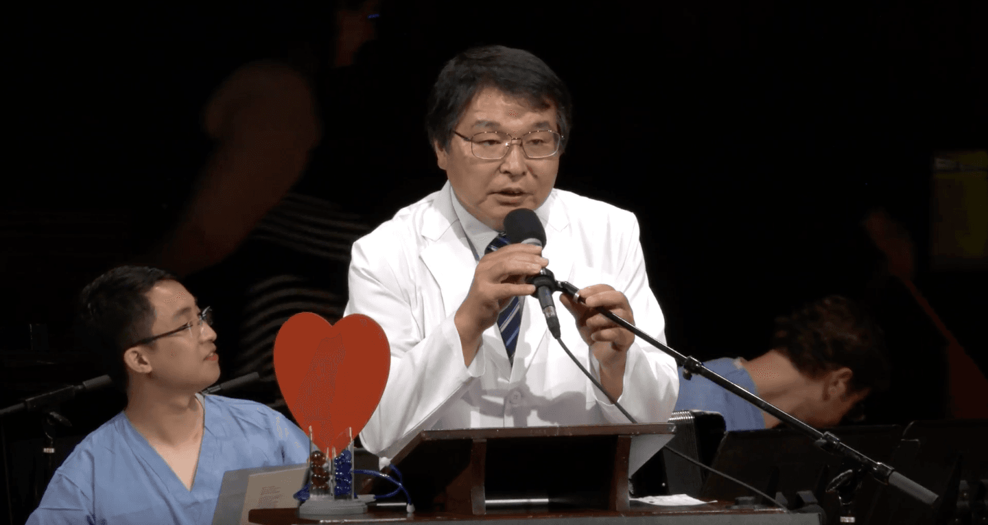 用自己實驗用哪種姿勢照大腸鏡，會比較舒服的日本醫師Akira Horiuchi，嚴謹地發表他的得獎感言。（Improbable Research 提供）