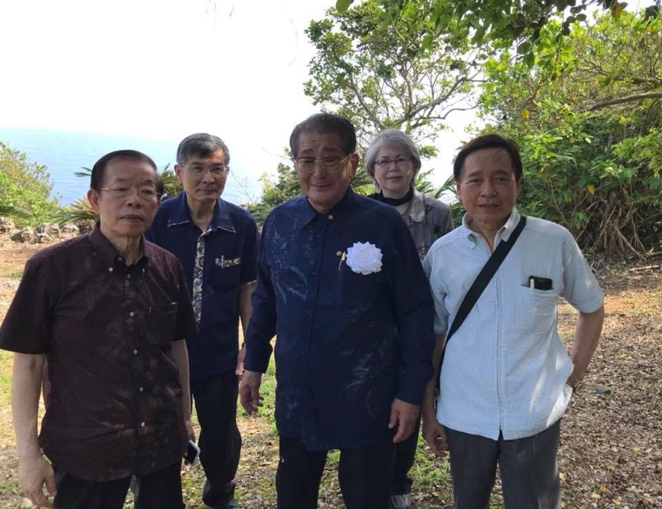 我駐大阪辦事處處長蘇啟誠(左2)今年6月25日曾與駐日代表謝長廷(左1)一同出席前總統李登輝參與的慰靈碑揭碑儀式。(翻攝謝長廷臉書)