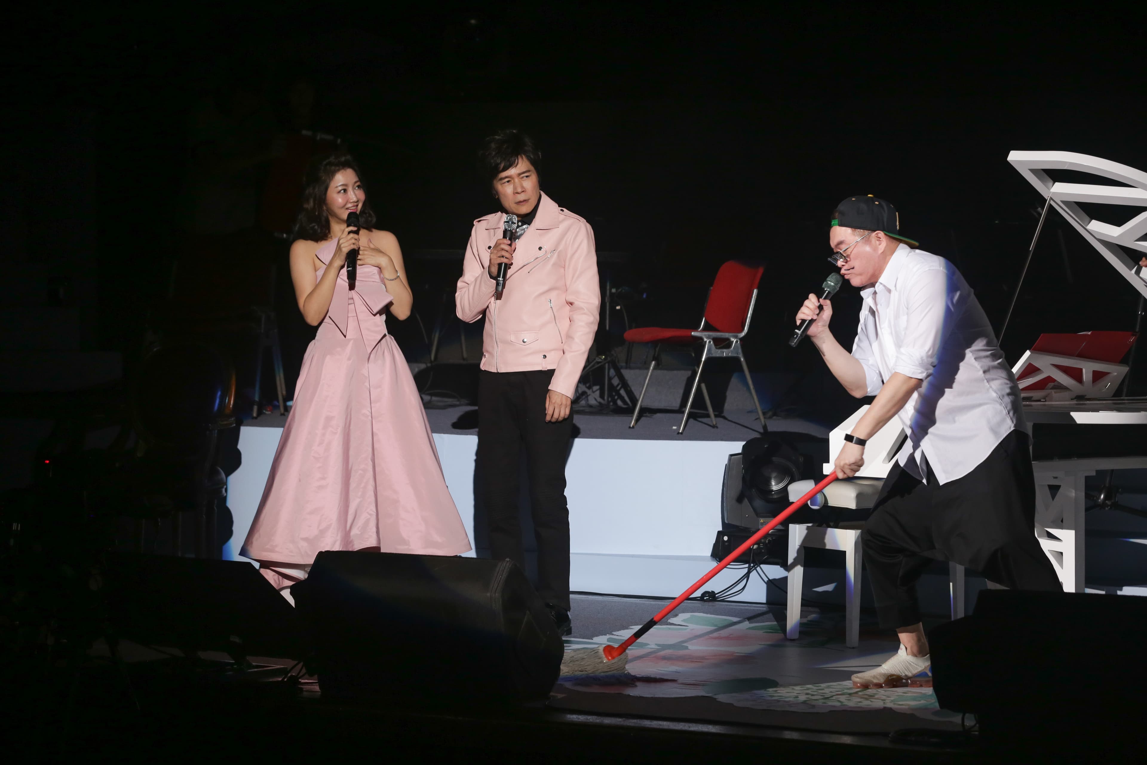 洪榮宏與太座張瀞云上演浪漫歌舞劇,嘉賓康康不時現身搞笑破壞氣氛。