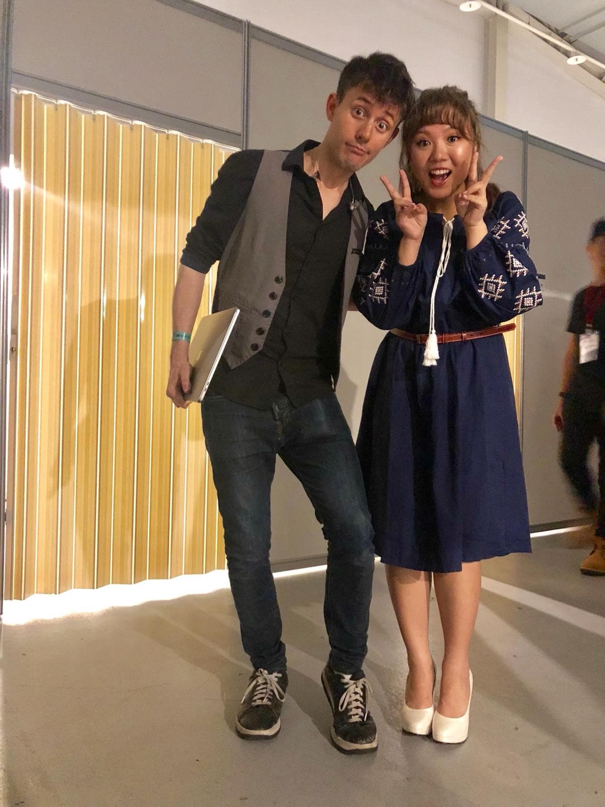 魚乾和美國知名YouTuber Kurt合唱自創曲<預感>。(上行娛樂提供)