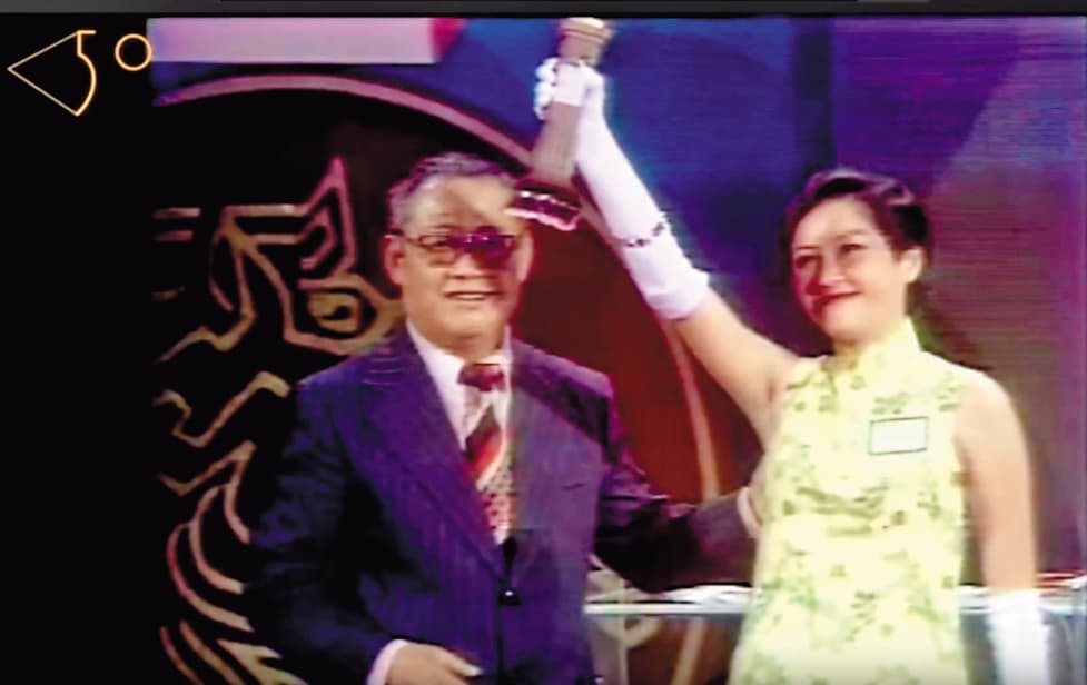 19歲的恬妞（右）頂著一頭短髮配旗袍，從葛香亭（左）手裡拿到金馬獎最佳女主角獎座，沒說一句得獎感言就下台了。（翻攝自金馬獎官方YouTube） 