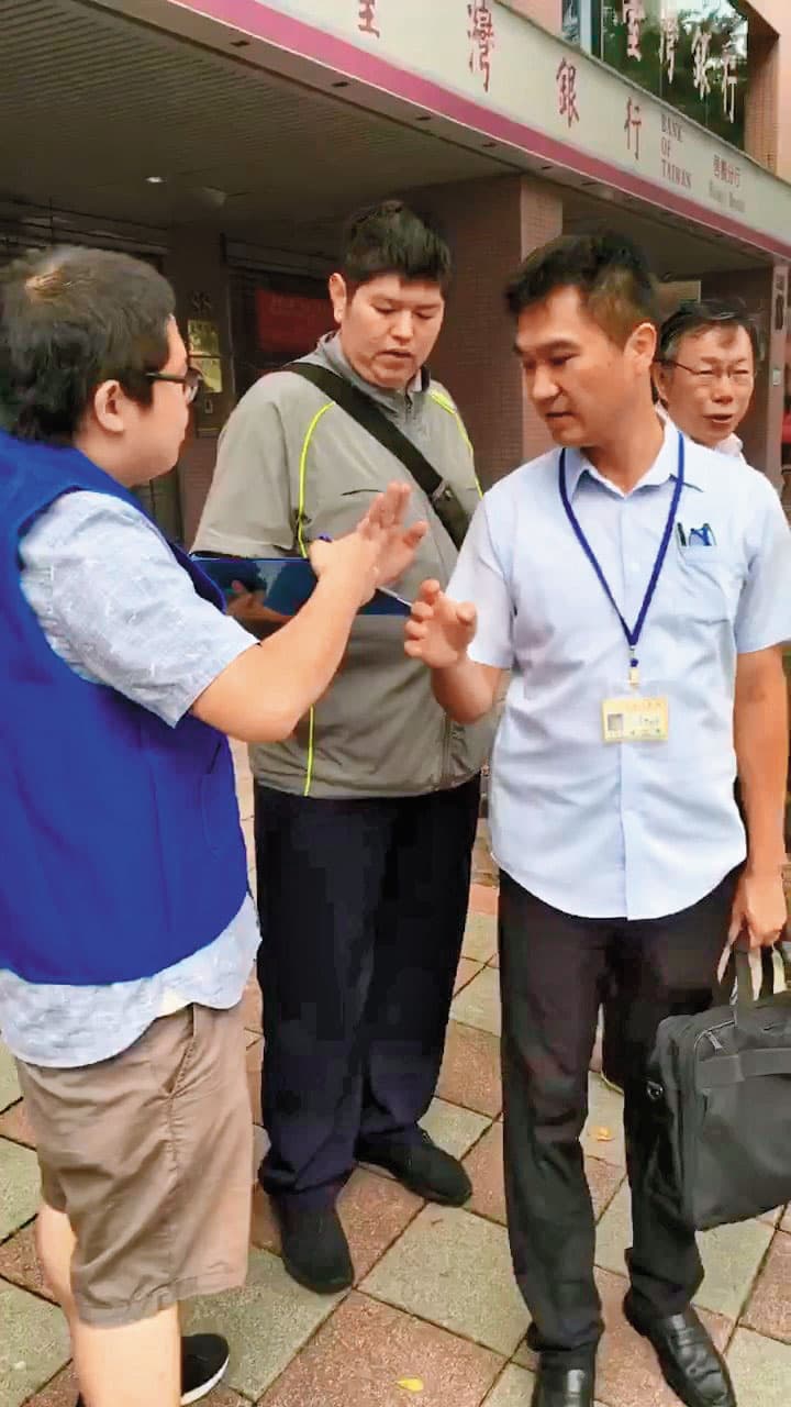 羅宜(左一)日前到公車站堵台北市長柯文哲(後排右1),逼得柯文哲放棄公車改搭公務車。(翻攝羅宜臉書)
