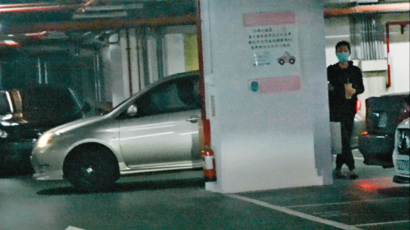 王盈凱把車停在停車場B5柱子旁死角掩護陳月芳(圖)下車。