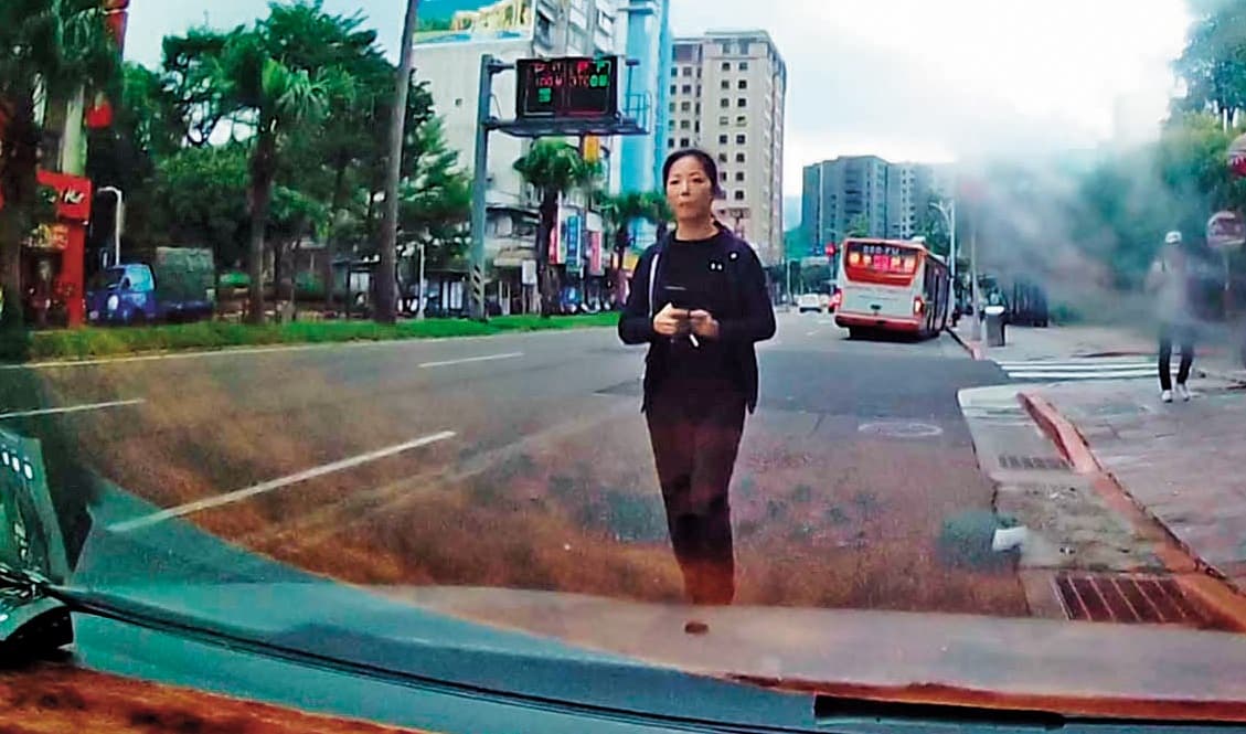 陳月芳警覺性強，發現本刊記者跟監後就下車拍攝車牌。