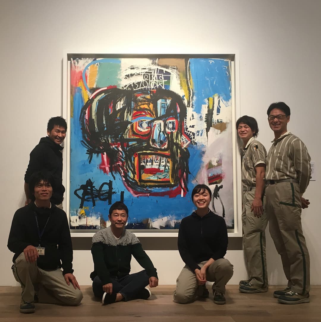 前澤友作IG經常秀出與藝術作品或藝術家的合照。(翻攝自前澤友作IG)