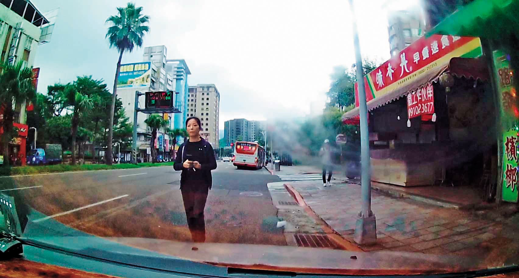 陳月芳警覺性強,發現本刊記者跟監後就下車拍攝車牌。