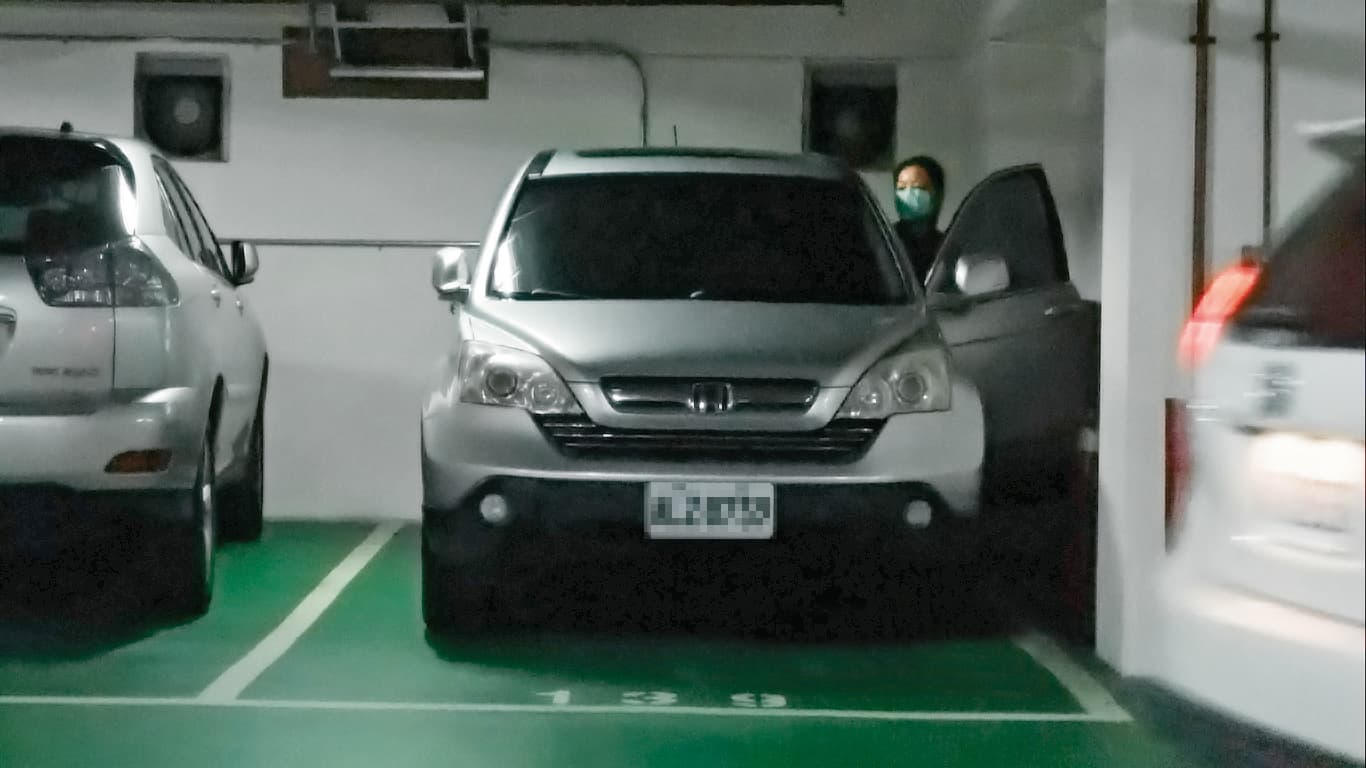 陳月芳把車停在雙和醫院停車場B4,再到B5搭上王盈凱的車。