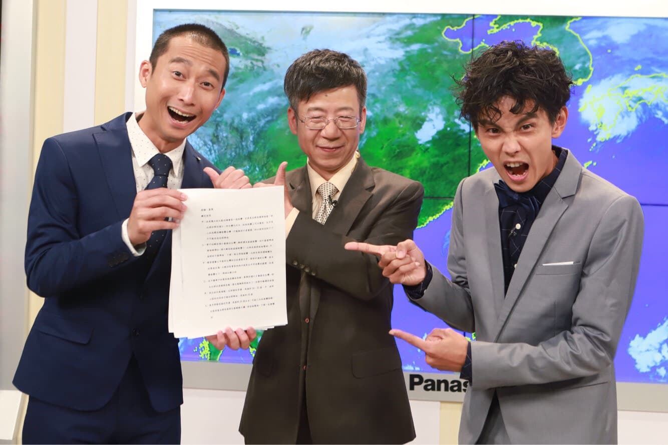 浩角翔起看到氣象主播林嘉愷(中)覺得興奮又緊張。(民視提供)