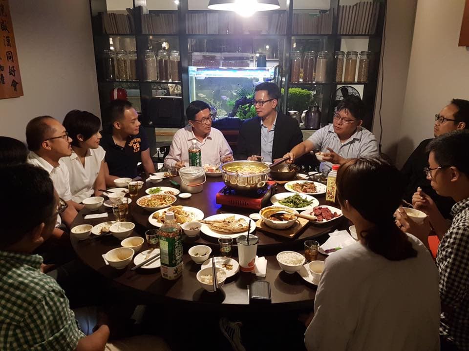 戴季全(中右)在臉書貼出9月6日晚間與前總統陳水扁(中左)餐敘的照片。(翻攝戴季全臉書)