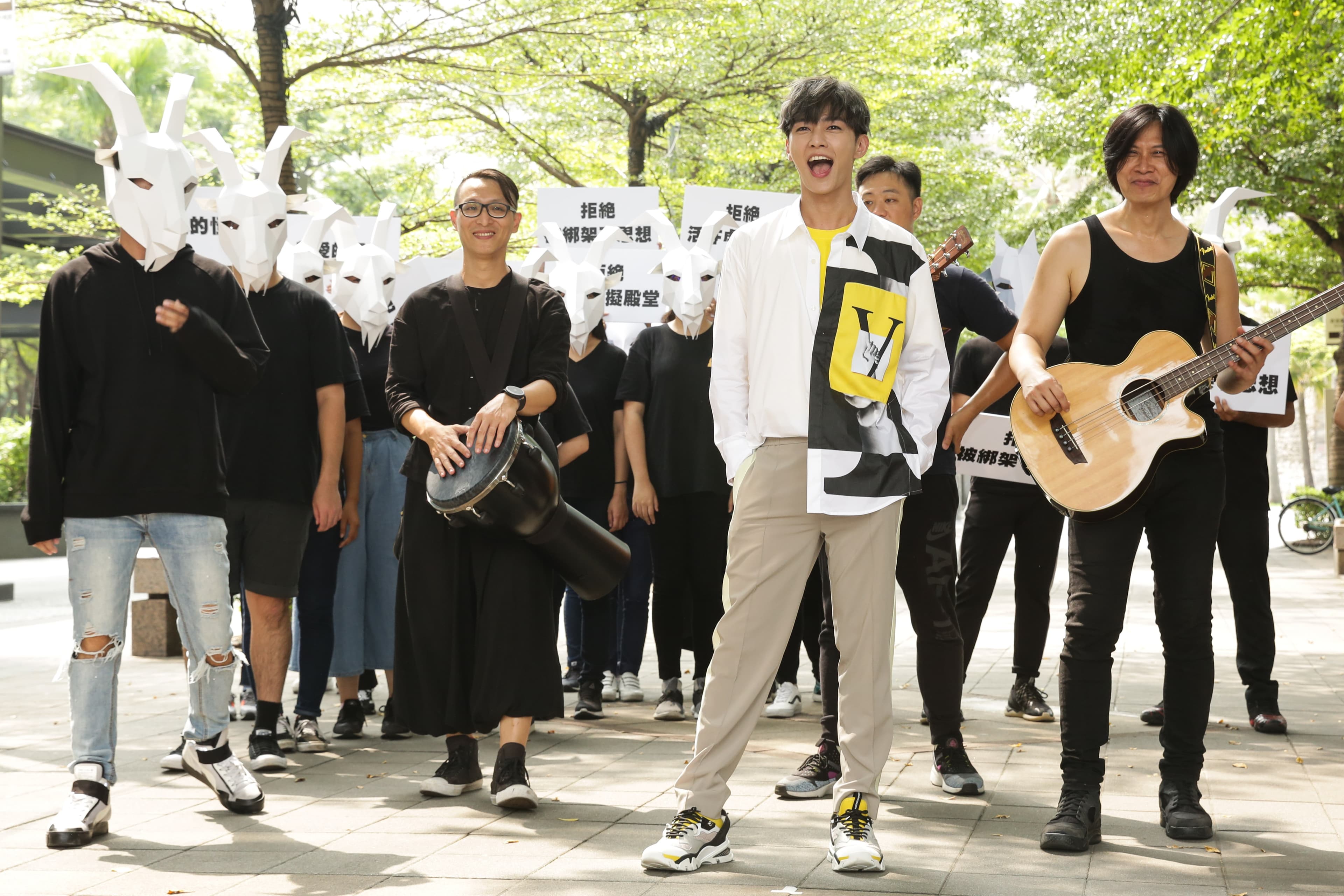 提及單曲籌備過程,炎亞綸說充滿苦頭。