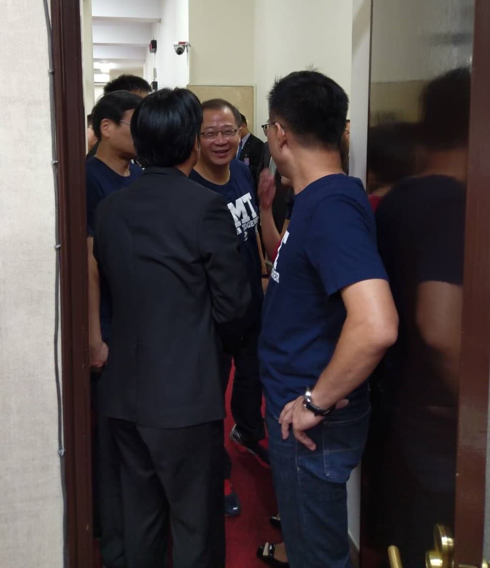 今天一早行政院長賴清德在議場後方休息室,主動開門邀藍委進入,藍委反而拒絕。(讀者提供)