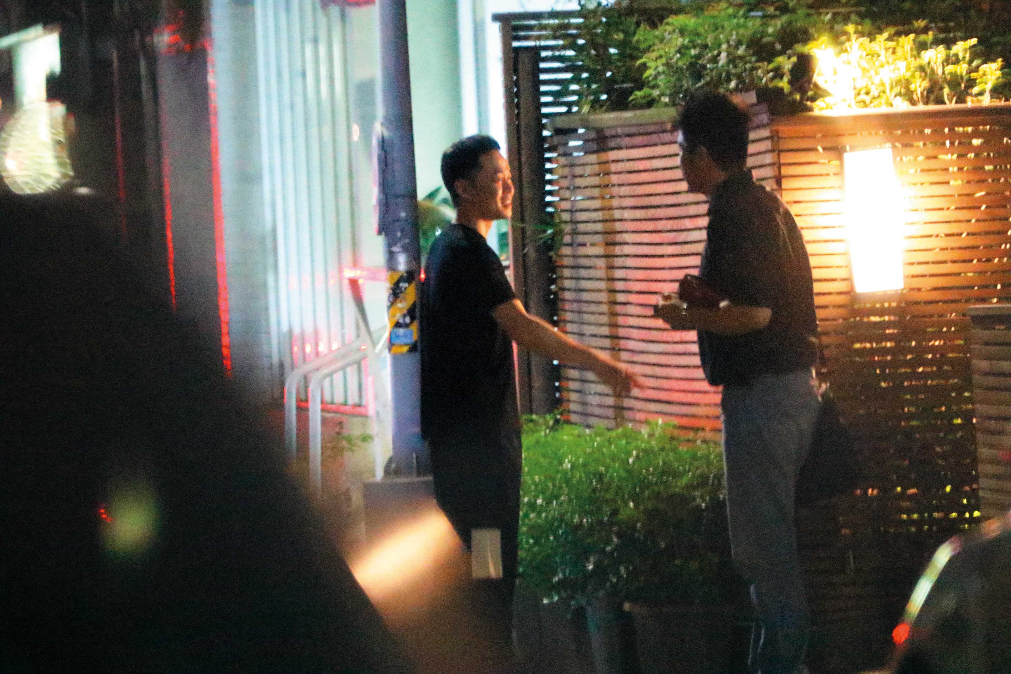 09/11 20：10 張承中（左）與友人相約吃日本料理，兩人在外開心聊天。