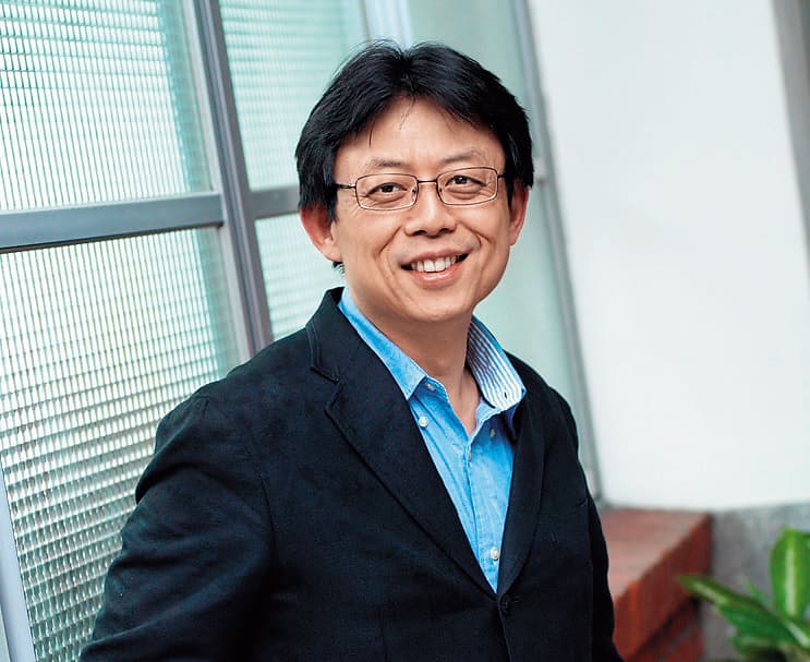 台北大學前商學院院長方文昌被控辦A錢研討會,每場獲利300萬元。(翻攝臉書)
