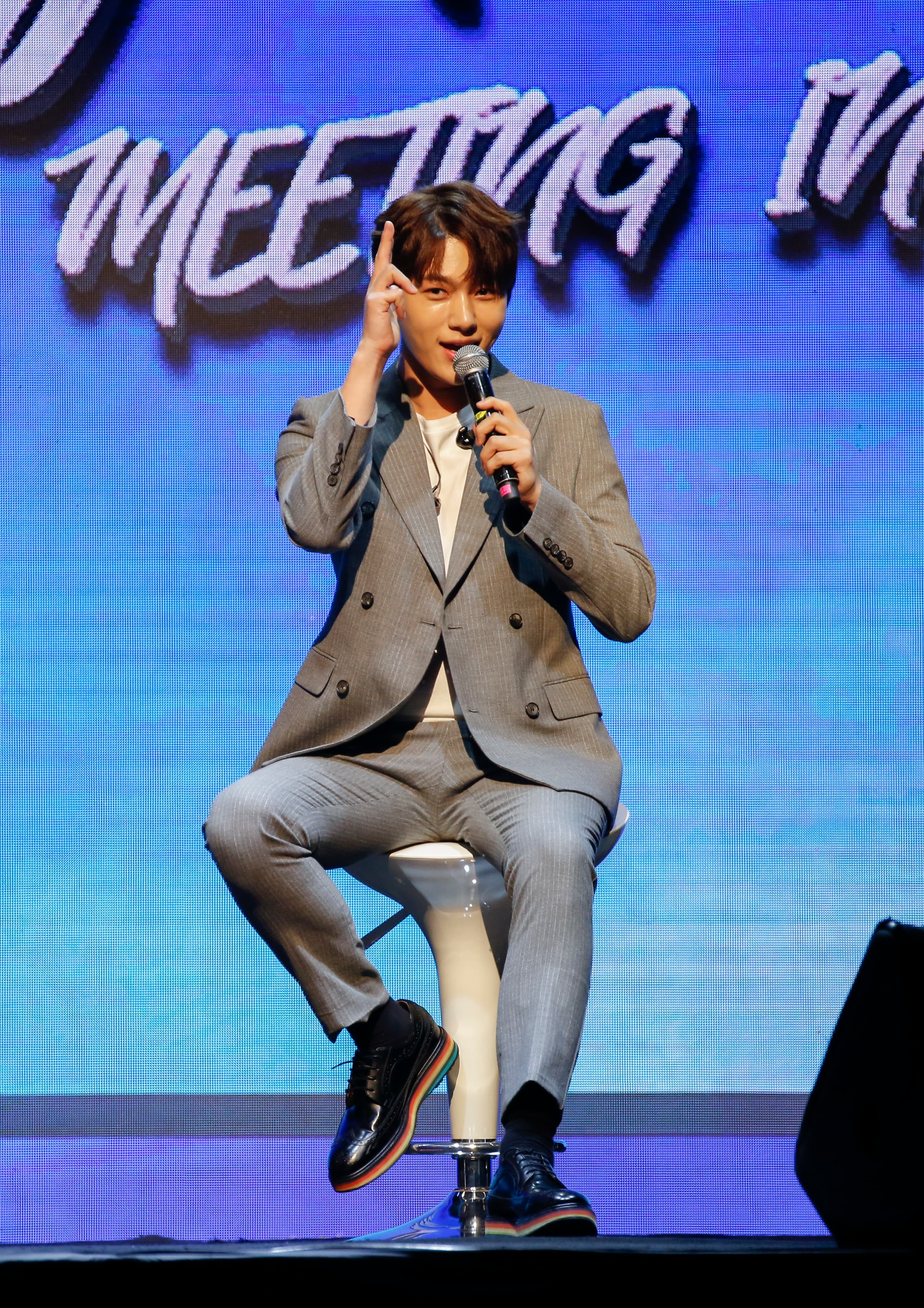 INFINITE L(金明洙)做出善美〈Gashina〉的重點手勢。