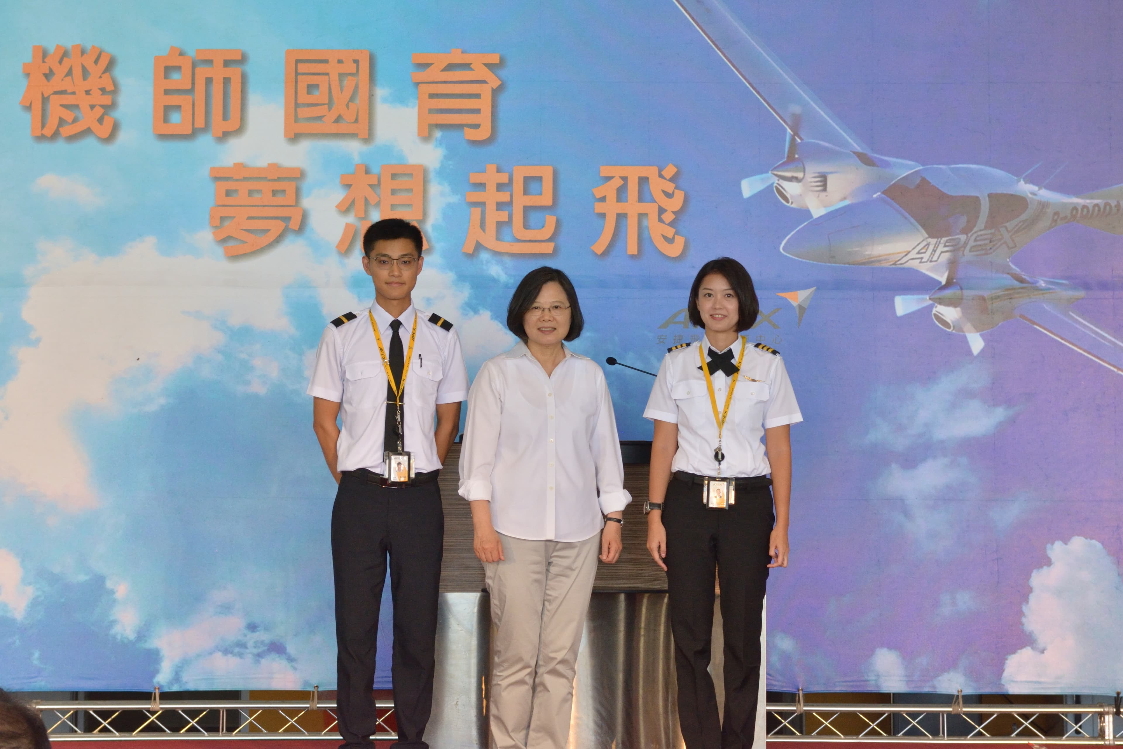 總統蔡英文發現國內機師代訓機制不夠落實,希望航空公司能夠配合,才能因應大量機師人才出走的斷層。