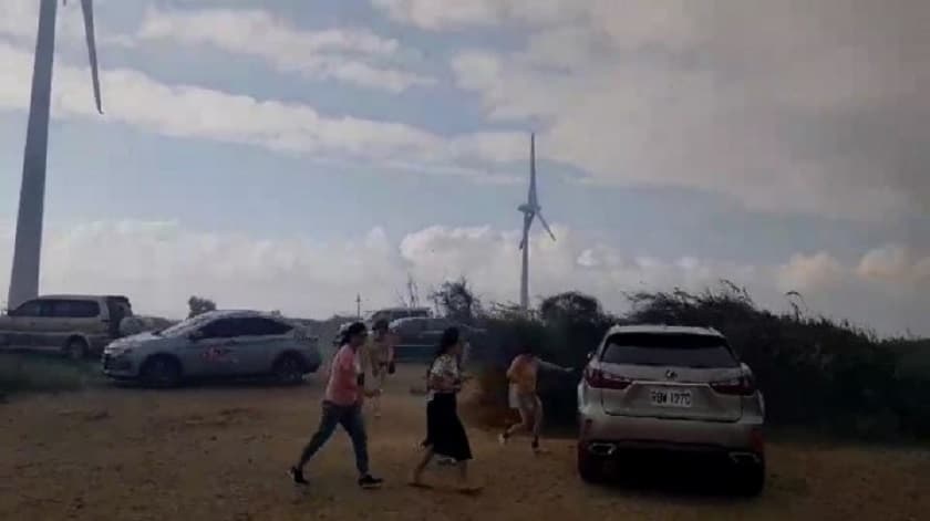 山林大火時,好望角聚集上百部車輛,消防局趕緊疏散人車。(消防局提供)