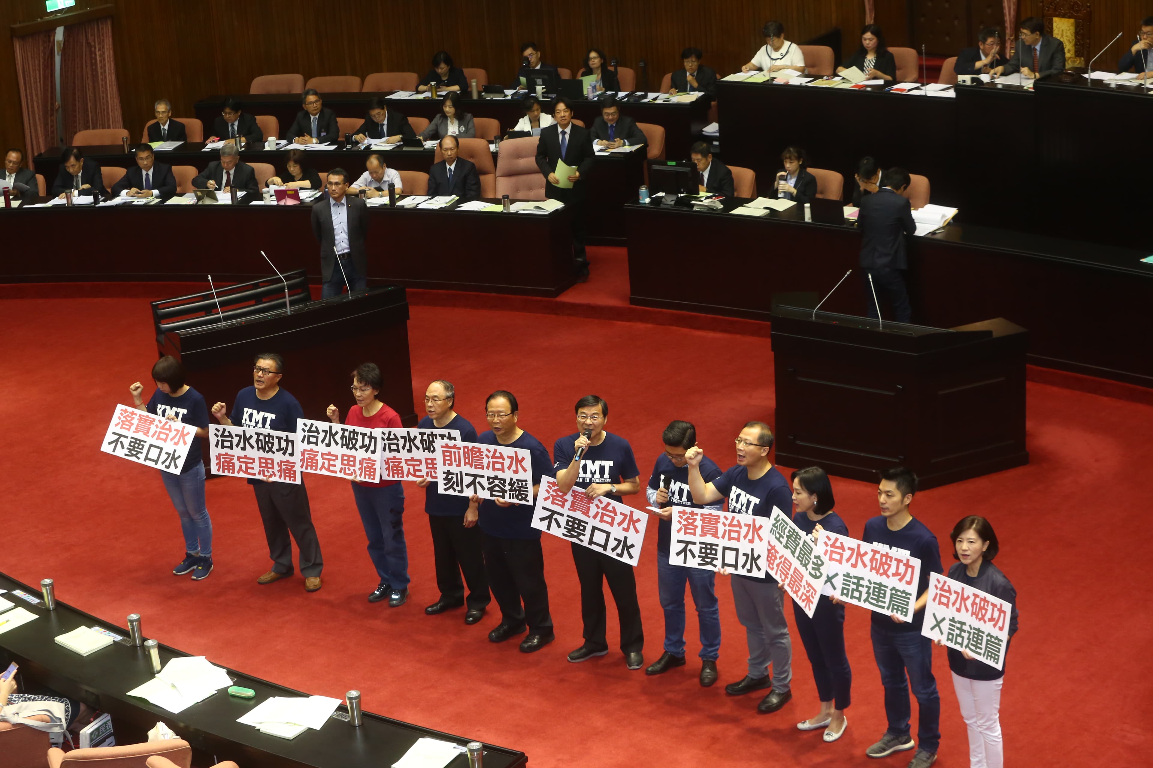 賴清德上台報告前,國民黨立委舉牌喊口號抗議,但並未杯葛報告。