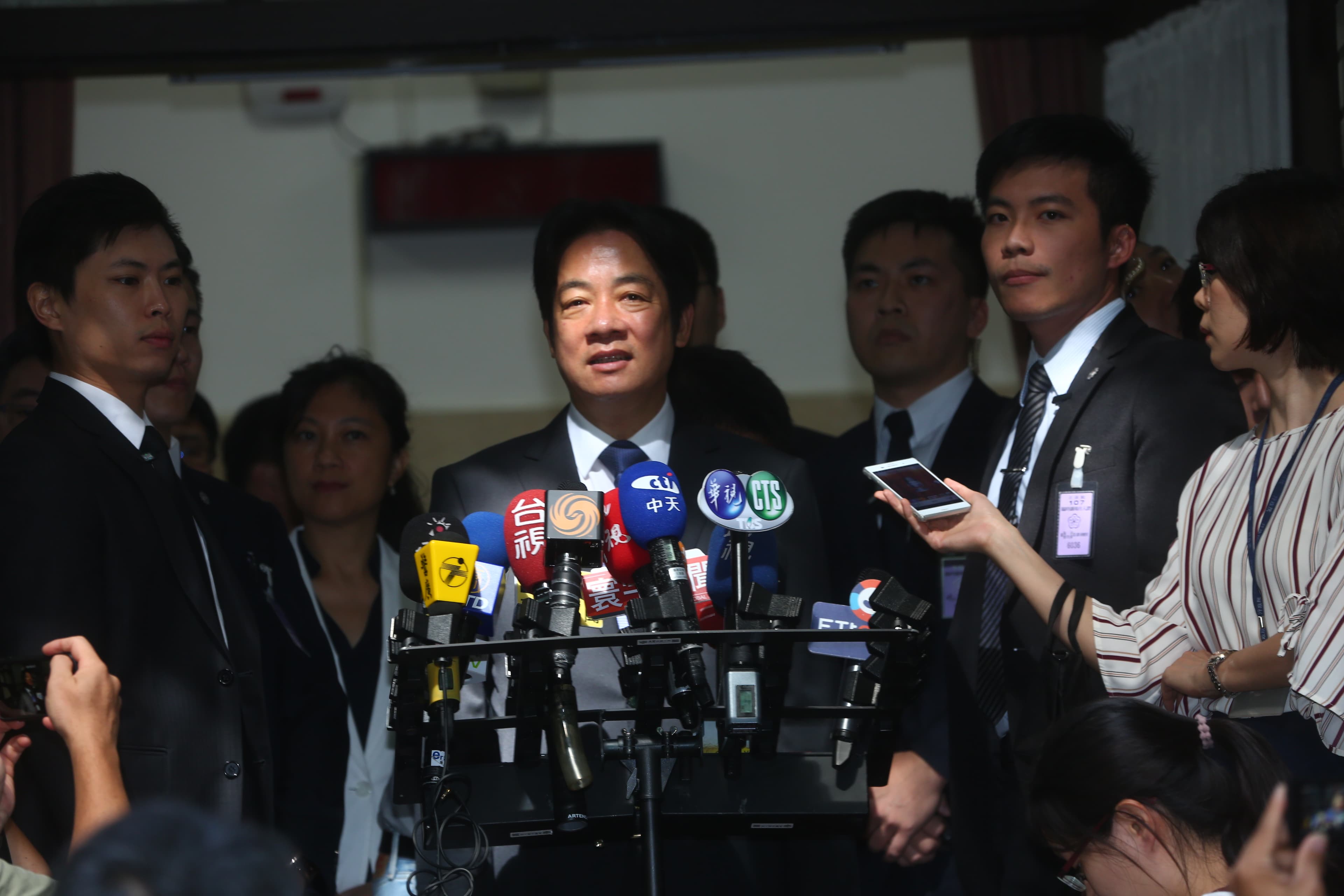 賴清德進入議場前接受媒體訪問。