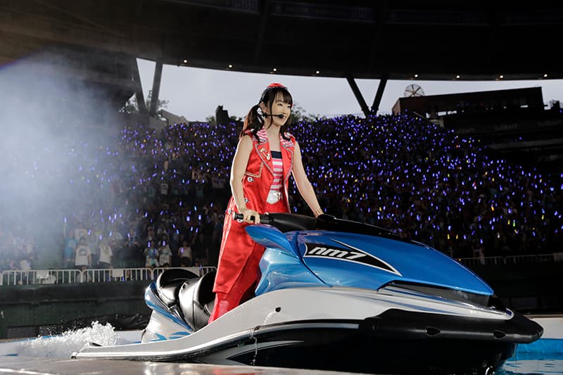 水樹奈奈日本演唱會設計水上舞台,讓她騎水上摩托車出場。(Photo:kamiiisaka/雅慕斯提供)