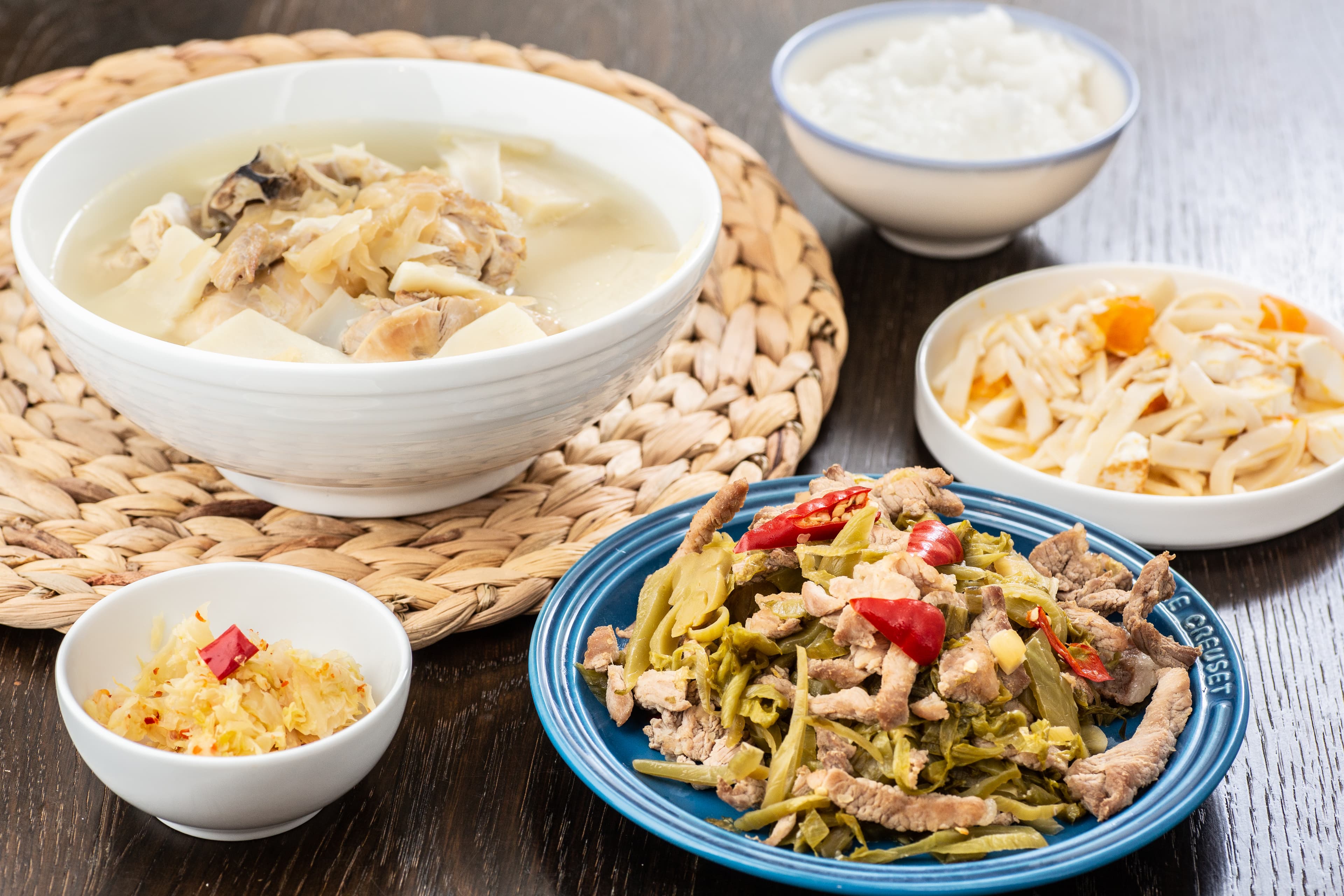 大量運用發酵酸筍、福菜等保存食入菜,是台灣日常餐桌滋味。