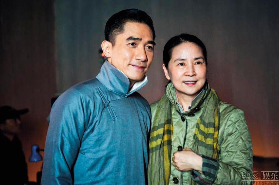 林鳳嬌(右)為成龍息影,獨自在美國待產生下房祖名。(翻攝網路)