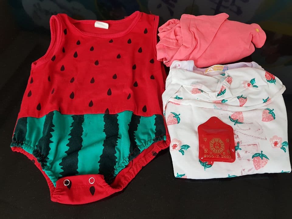 2歲女童疑遭虐目前還在加護病房與死神拔河,小小衣服與平安符的畫面令人鼻酸。(翻攝畫面)