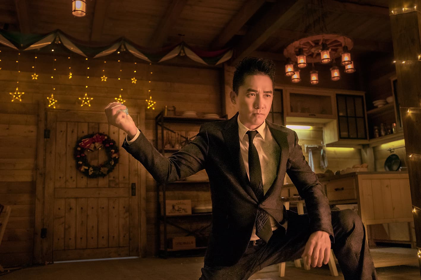 3度在《攻略》系列飾演特工的梁朝偉,儘管已56歲,仍然親自演出不少動作場面,且依然帥氣。(華映提供)