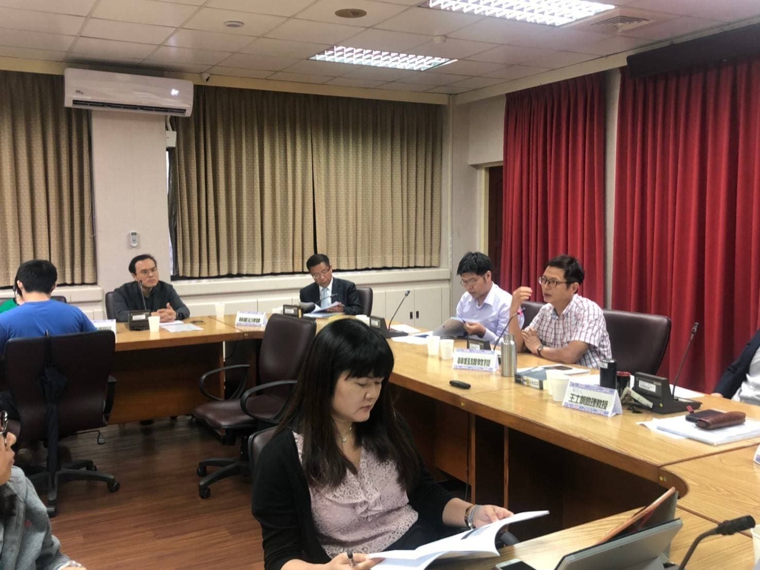 限制出境究竟是羈押替代手段或獨立強制處分的法律定性不明，一旦倉促立法通過，勢必造成防逃機制大漏洞。