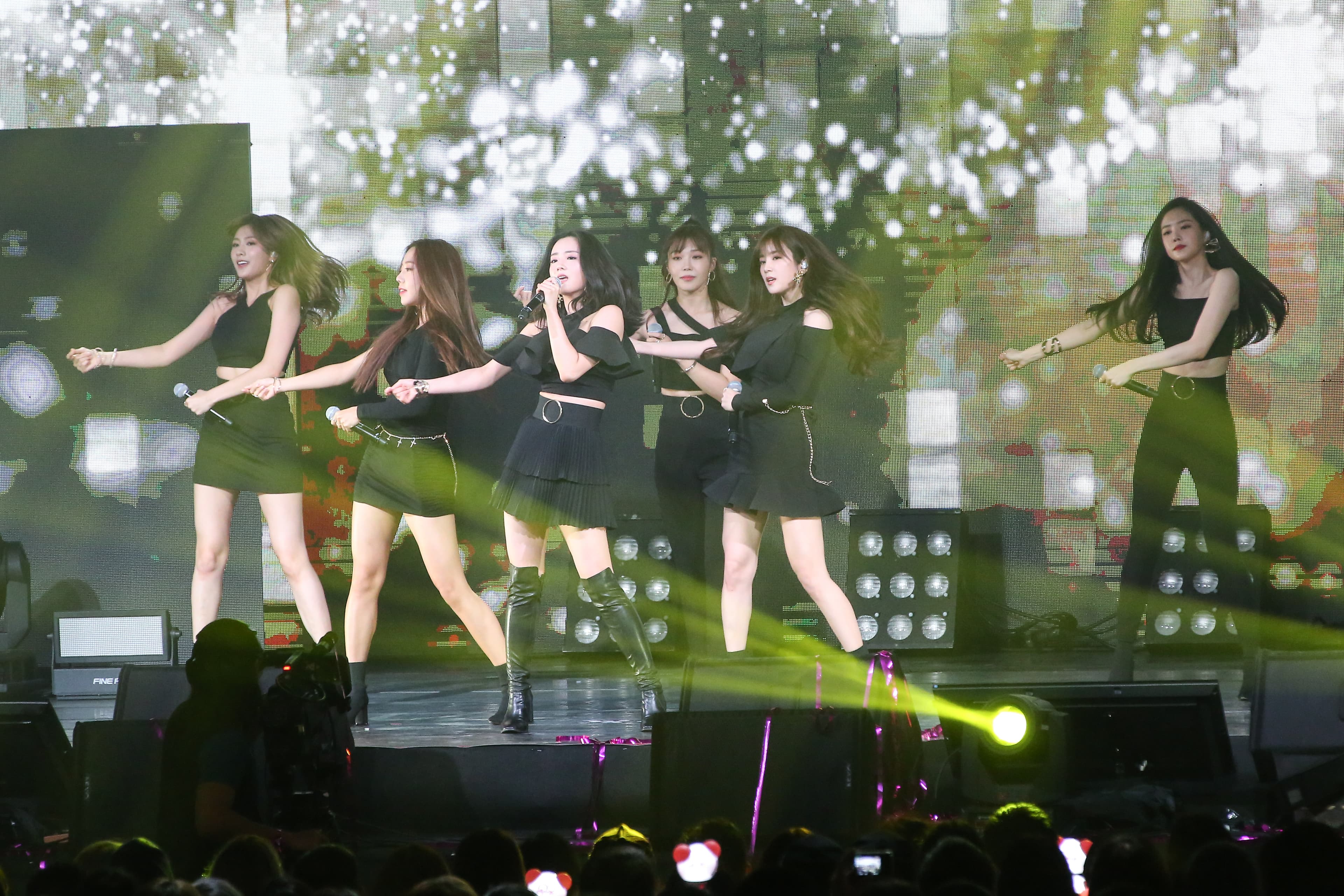 APINK新歌〈I’m Sick〉第一次在台灣表演。
